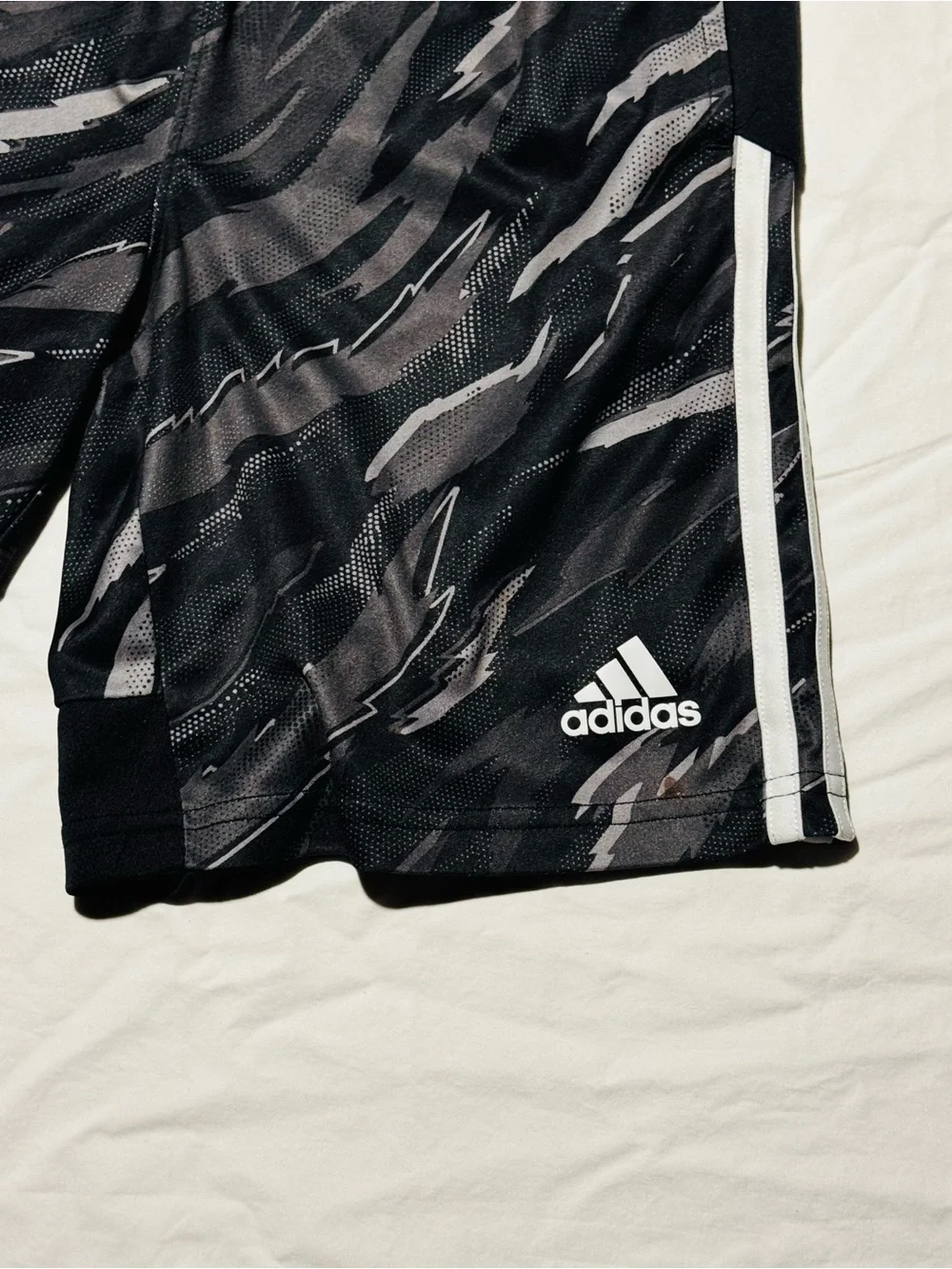 ADIDAS Youth “Black Gray” Mid Rise Camo Shorts Size Medium